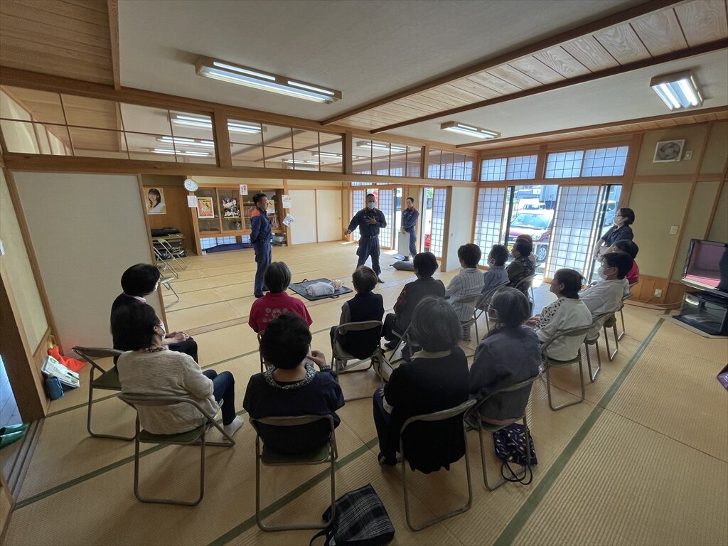 心肺蘇生法及びAEDの使用方法について説明する消防職員
