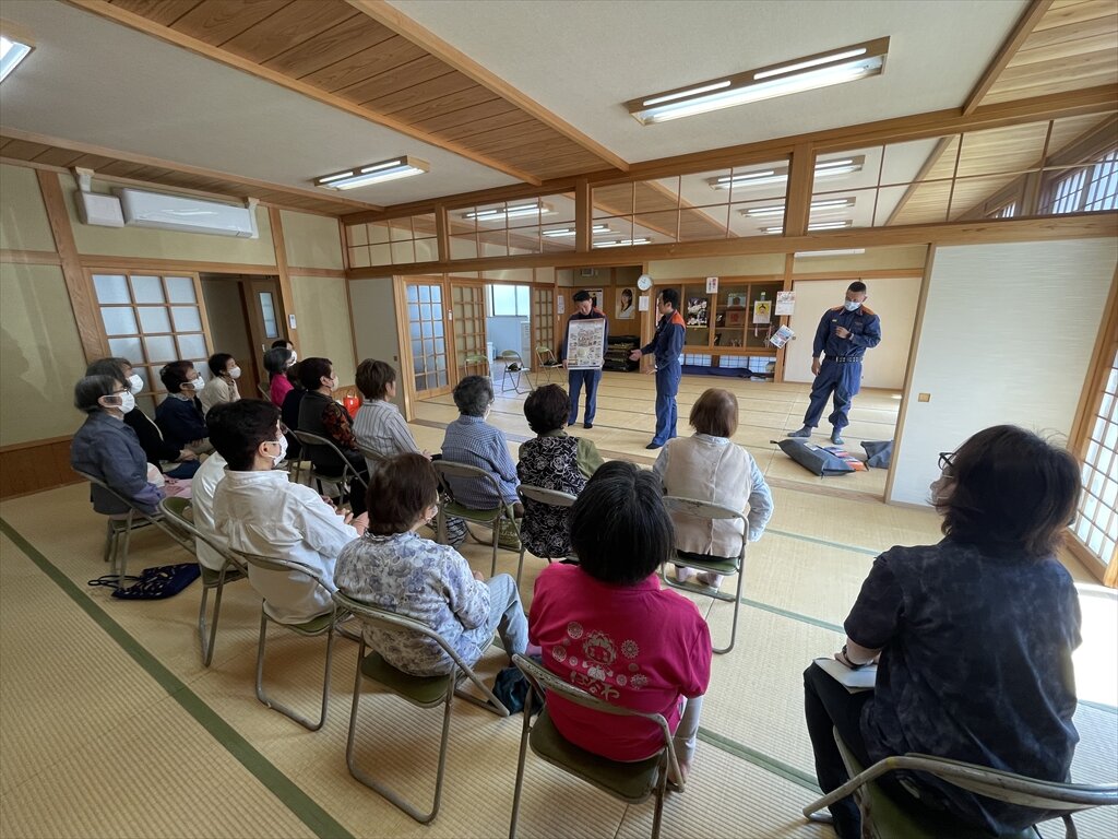 住宅用火災警報器について説明する消防職員